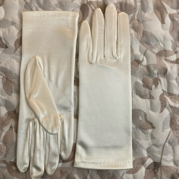 Satiny White Gloves (B) - Picture 2 of 4